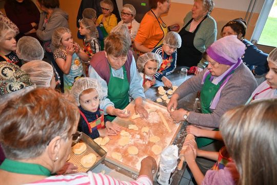 Warsztaty kurowala w ramach projektu pn.: „Tradycyjne zrękowiny w Majdanie Górnym” realizowanego przez Bibliotekę w Majdanie Górnym. Warsztaty kurowala w ramach projektu pn.: „Tradycyjne zrękowiny w Majdanie Górnym” realizowanego przez Bibliotekę w Majdanie Górnym.