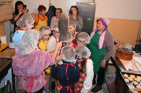 Warsztaty kurowala w ramach projektu pn.: „Tradycyjne zrękowiny w Majdanie Górnym” realizowanego przez Bibliotekę w Majdanie Górnym. Warsztaty kurowala w ramach projektu pn.: „Tradycyjne zrękowiny w Majdanie Górnym” realizowanego przez Bibliotekę w Majdanie Górnym.