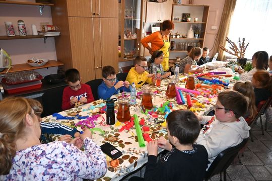 Warsztaty kurowala w ramach projektu pn.: „Tradycyjne zrękowiny w Majdanie Górnym” realizowanego przez Bibliotekę w Majdanie Górnym. Warsztaty kurowala w ramach projektu pn.: „Tradycyjne zrękowiny w Majdanie Górnym” realizowanego przez Bibliotekę w Majdanie Górnym.