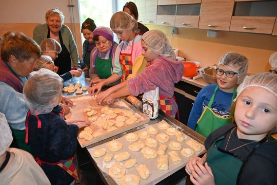 Warsztaty kurowala w ramach projektu pn.: „Tradycyjne zrękowiny w Majdanie Górnym” realizowanego przez Bibliotekę w Majdanie Górnym. Warsztaty kurowala w ramach projektu pn.: „Tradycyjne zrękowiny w Majdanie Górnym” realizowanego przez Bibliotekę w Majdanie Górnym.