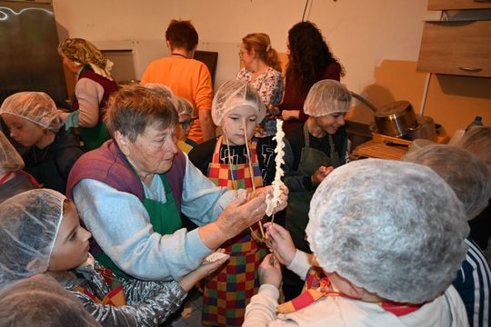 Warsztaty kurowala w ramach projektu pn.: „Tradycyjne zrękowiny w Majdanie Górnym” realizowanego przez Bibliotekę w Majdanie Górnym. Warsztaty kurowala w ramach projektu pn.: „Tradycyjne zrękowiny w Majdanie Górnym” realizowanego przez Bibliotekę w Majdanie Górnym.
