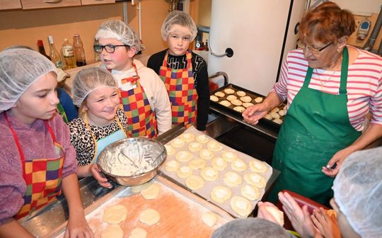 Warsztaty kurowala w ramach projektu pn.: „Tradycyjne zrękowiny w Majdanie Górnym” realizowanego przez Bibliotekę w Majdanie Górnym. Warsztaty kurowala w ramach projektu pn.: „Tradycyjne zrękowiny w Majdanie Górnym” realizowanego przez Bibliotekę w Majdanie Górnym.