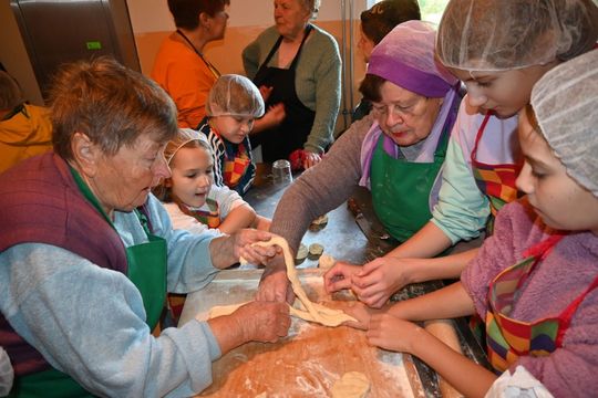 Warsztaty kurowala w ramach projektu pn.: „Tradycyjne zrękowiny w Majdanie Górnym” realizowanego przez Bibliotekę w Majdanie Górnym. Warsztaty kurowala w ramach projektu pn.: „Tradycyjne zrękowiny w Majdanie Górnym” realizowanego przez Bibliotekę w Majdanie Górnym.