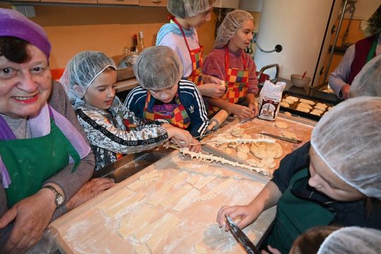 Warsztaty kurowala w ramach projektu pn.: „Tradycyjne zrękowiny w Majdanie Górnym” realizowanego przez Bibliotekę w Majdanie Górnym. Warsztaty kurowala w ramach projektu pn.: „Tradycyjne zrękowiny w Majdanie Górnym” realizowanego przez Bibliotekę w Majdanie Górnym.