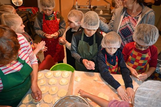 Warsztaty kurowala w ramach projektu pn.: „Tradycyjne zrękowiny w Majdanie Górnym” realizowanego przez Bibliotekę w Majdanie Górnym. Warsztaty kurowala w ramach projektu pn.: „Tradycyjne zrękowiny w Majdanie Górnym” realizowanego przez Bibliotekę w Majdanie Górnym.