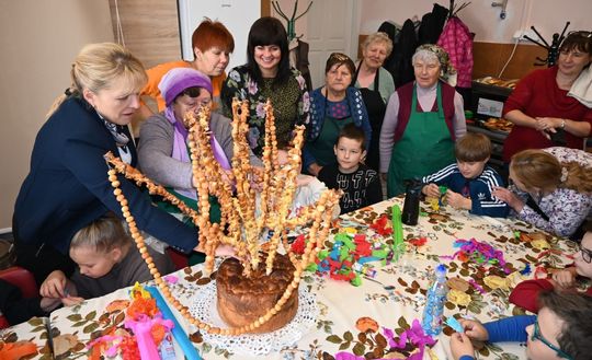 Warsztaty kurowala w ramach projektu pn.: „Tradycyjne zrękowiny w Majdanie Górnym” realizowanego przez Bibliotekę w Majdanie Górnym. Warsztaty kurowala w ramach projektu pn.: „Tradycyjne zrękowiny w Majdanie Górnym” realizowanego przez Bibliotekę w Majdanie Górnym.