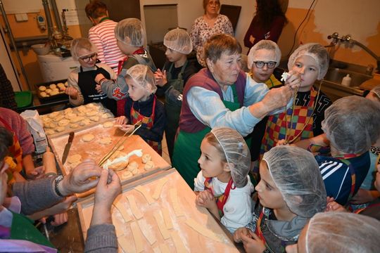 Warsztaty kurowala w ramach projektu pn.: „Tradycyjne zrękowiny w Majdanie Górnym” realizowanego przez Bibliotekę w Majdanie Górnym. Warsztaty kurowala w ramach projektu pn.: „Tradycyjne zrękowiny w Majdanie Górnym” realizowanego przez Bibliotekę w Majdanie Górnym.