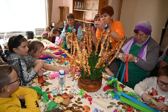 Warsztaty kurowala w ramach projektu pn.: „Tradycyjne zrękowiny w Majdanie Górnym” realizowanego przez Bibliotekę w Majdanie Górnym. Warsztaty kurowala w ramach projektu pn.: „Tradycyjne zrękowiny w Majdanie Górnym” realizowanego przez Bibliotekę w Majdanie Górnym.