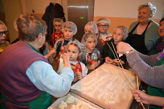 Warsztaty kurowala w ramach projektu pn.: „Tradycyjne zrękowiny w Majdanie Górnym” realizowanego przez Bibliotekę w Majdanie Górnym. Warsztaty kurowala w ramach projektu pn.: „Tradycyjne zrękowiny w Majdanie Górnym” realizowanego przez Bibliotekę w Majdanie Górnym.