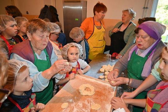 Warsztaty kurowala w ramach projektu pn.: „Tradycyjne zrękowiny w Majdanie Górnym” realizowanego przez Bibliotekę w Majdanie Górnym. Warsztaty kurowala w ramach projektu pn.: „Tradycyjne zrękowiny w Majdanie Górnym” realizowanego przez Bibliotekę w Majdanie Górnym.