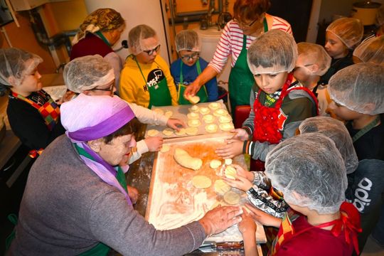 Warsztaty kurowala w ramach projektu pn.: „Tradycyjne zrękowiny w Majdanie Górnym” realizowanego przez Bibliotekę w Majdanie Górnym.