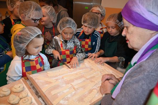 Warsztaty kurowala w ramach projektu pn.: „Tradycyjne zrękowiny w Majdanie Górnym” realizowanego przez Bibliotekę w Majdanie Górnym.