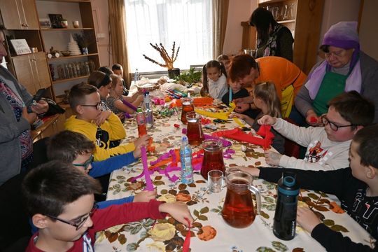 Warsztaty kurowala w ramach projektu pn.: „Tradycyjne zrękowiny w Majdanie Górnym” realizowanego przez Bibliotekę w Majdanie Górnym. Warsztaty kurowala w ramach projektu pn.: „Tradycyjne zrękowiny w Majdanie Górnym” realizowanego przez Bibliotekę w Majdanie Górnym.