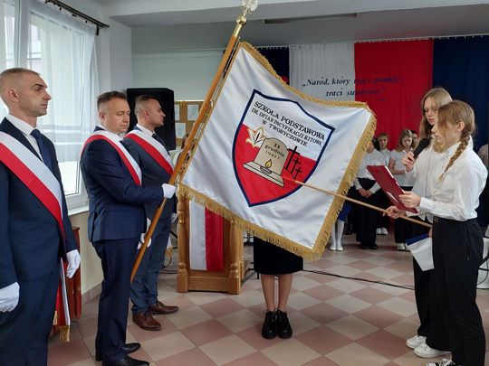 Nadanie imienia szkole w Tworyczowie [ZDJĘCIA cz. 1]