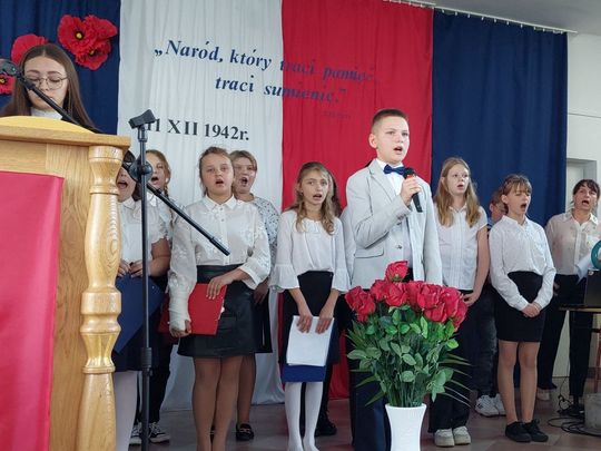 Nadanie imienia szkole w Tworyczowie [ZDJĘCIA cz. 1]