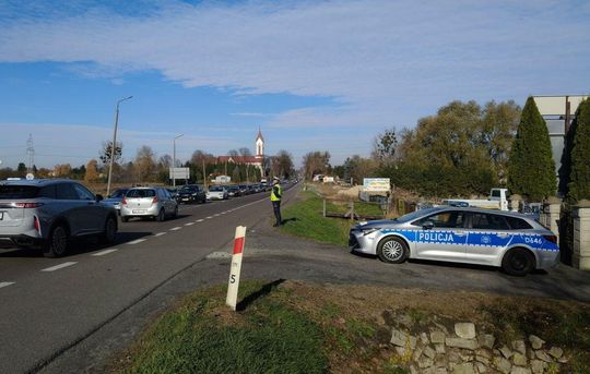 Zamość: Policja czuwa nad bezpieczeństwem w okolicach cmentarzy [ZDJĘCIA]