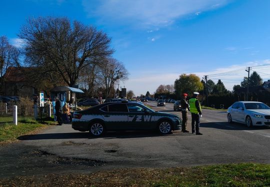 Zamość: Policja czuwa nad bezpieczeństwem w okolicach cmentarzy [ZDJĘCIA]