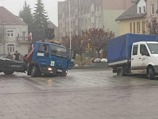 Ciężarówki MPGK zapadły się w fontannie na rynku [ZDJĘCIA]