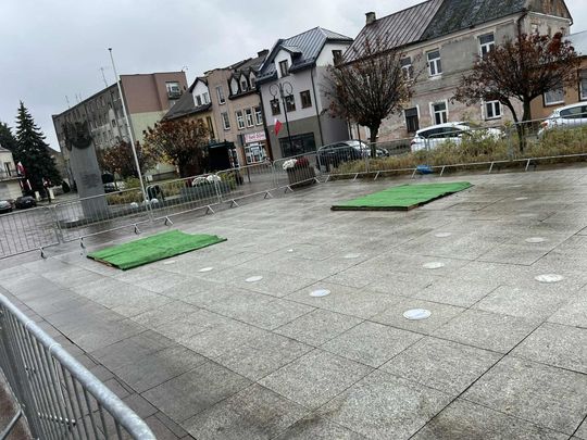 Ciężarówki MPGK zapadły się w fontannie na rynku [ZDJĘCIA]