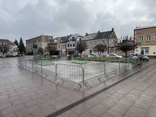 Ciężarówki MPGK zapadły się w fontannie na rynku [ZDJĘCIA]