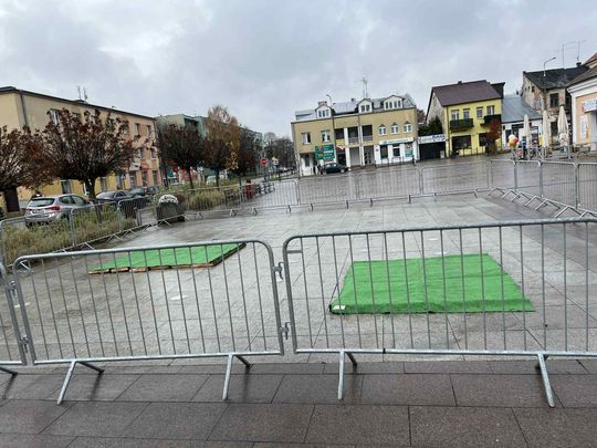 Ciężarówki MPGK zapadły się w fontannie na rynku [ZDJĘCIA]