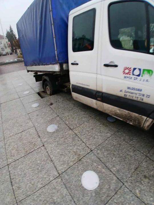 Ciężarówki MPGK zapadły się w fontannie na rynku [ZDJĘCIA]