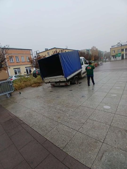 Ciężarówki MPGK zapadły się w fontannie na rynku [ZDJĘCIA]