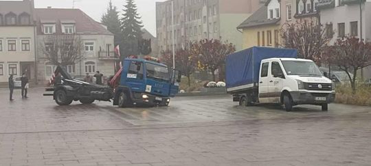 Ciężarówki MPGK zapadły się w fontannie na rynku [ZDJĘCIA]