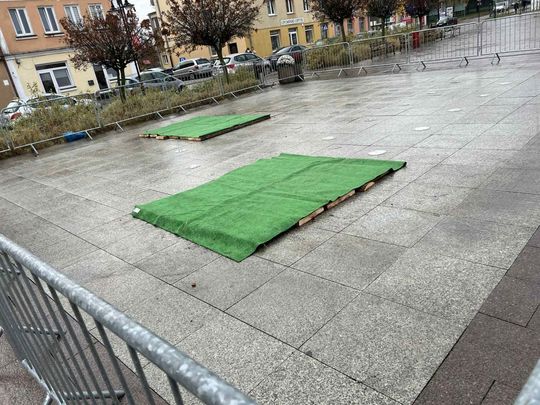 Ciężarówki MPGK zapadły się w fontannie na rynku [ZDJĘCIA]