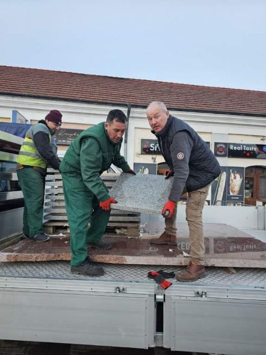 Ciężarówki MPGK zapadły się w fontannie na rynku [ZDJĘCIA]