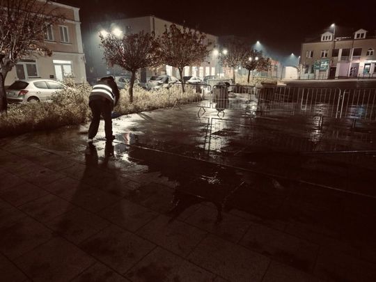 Ciężarówki MPGK zapadły się w fontannie na rynku [ZDJĘCIA]