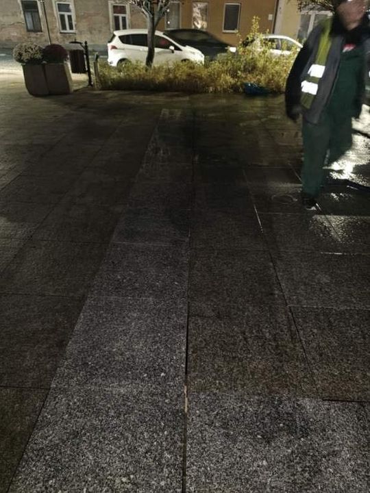 Ciężarówki MPGK zapadły się w fontannie na rynku [ZDJĘCIA]