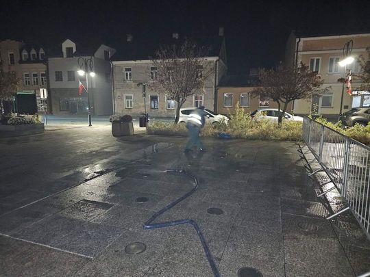 Ciężarówki MPGK zapadły się w fontannie na rynku [ZDJĘCIA]