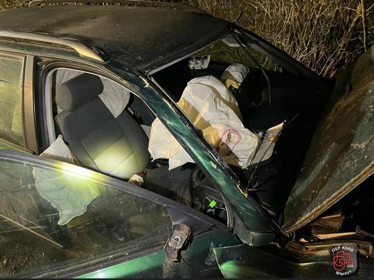 20-latek z gm. Werbkowice w Cześnikach stracił panowanie nad audi i uderzył w drzewo [ZDJĘCIA]