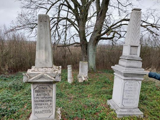 XVII-wieczny cmentarz w Mikulinie kryje wiele tragicznych historii [ZDJĘCIA]