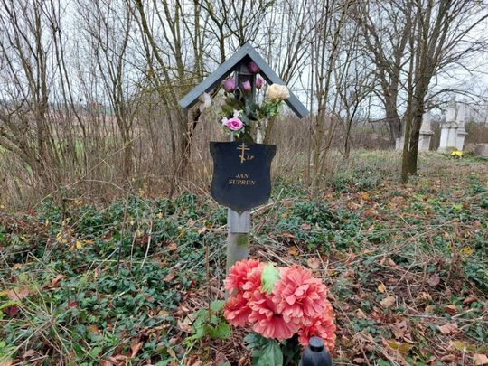 XVII-wieczny cmentarz w Mikulinie kryje wiele tragicznych historii [ZDJĘCIA]