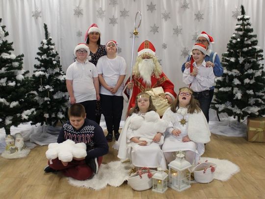 Mikołaj w asyście Śnieżynek rozdał już prezenty. Zawitał do PSONI w Tomaszowie Lub. [ZDJĘCIA]