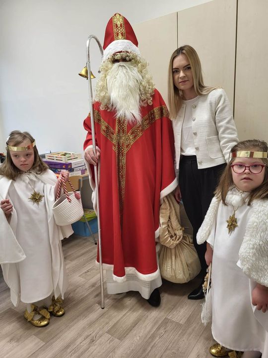 Mikołaj w asyście Śnieżynek rozdał już prezenty. Zawitał do PSONI w Tomaszowie Lub. [ZDJĘCIA]