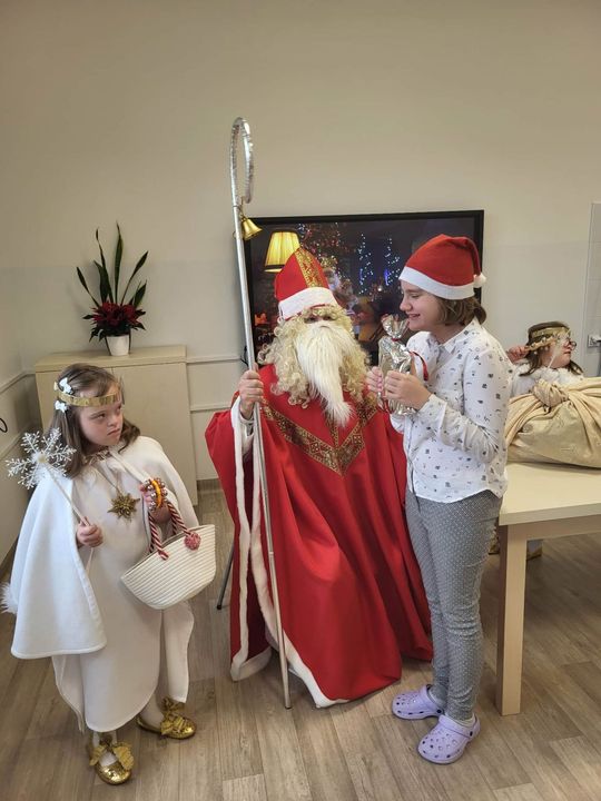 Mikołaj w asyście Śnieżynek rozdał już prezenty. Zawitał do PSONI w Tomaszowie Lub. [ZDJĘCIA]