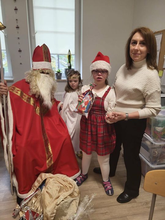 Mikołaj w asyście Śnieżynek rozdał już prezenty. Zawitał do PSONI w Tomaszowie Lub. [ZDJĘCIA]