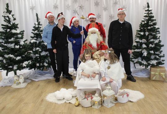 Mikołaj w asyście Śnieżynek rozdał już prezenty. Zawitał do PSONI w Tomaszowie Lub. [ZDJĘCIA]