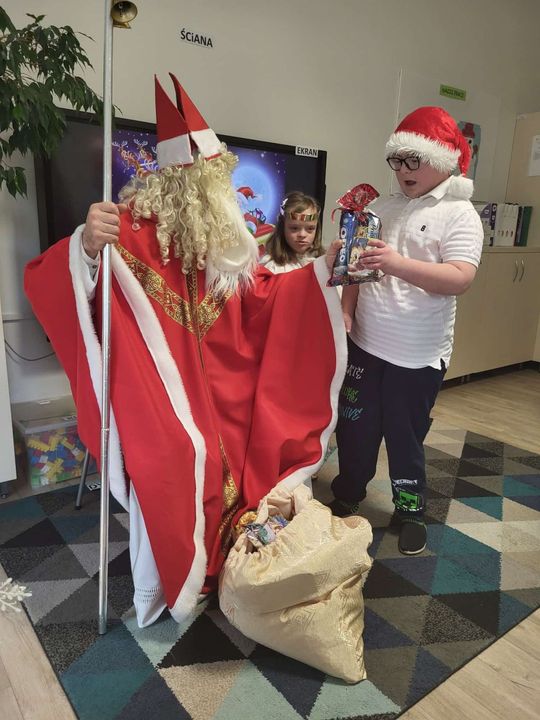 Mikołaj w asyście Śnieżynek rozdał już prezenty. Zawitał do PSONI w Tomaszowie Lub. [ZDJĘCIA]