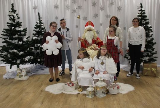 Mikołaj w asyście Śnieżynek rozdał już prezenty. Zawitał do PSONI w Tomaszowie Lub. [ZDJĘCIA]