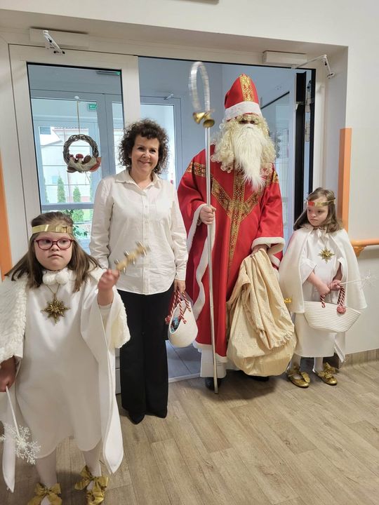 Mikołaj w asyście Śnieżynek rozdał już prezenty. Zawitał do PSONI w Tomaszowie Lub. [ZDJĘCIA]