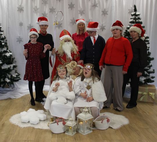 Mikołaj w asyście Śnieżynek rozdał już prezenty. Zawitał do PSONI w Tomaszowie Lub. [ZDJĘCIA]