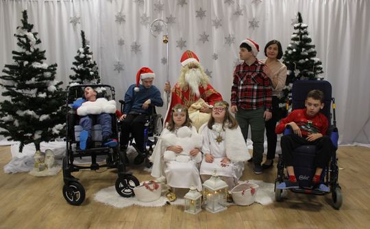 Mikołaj w asyście Śnieżynek rozdał już prezenty. Zawitał do PSONI w Tomaszowie Lub. [ZDJĘCIA]