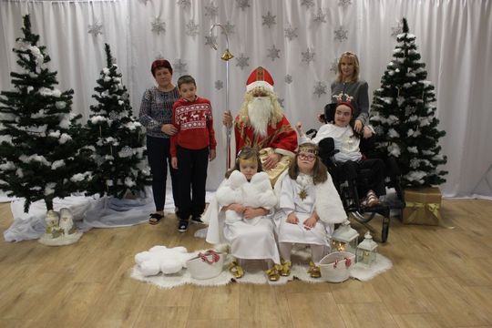 Mikołaj w asyście Śnieżynek rozdał już prezenty. Zawitał do PSONI w Tomaszowie Lub. [ZDJĘCIA]