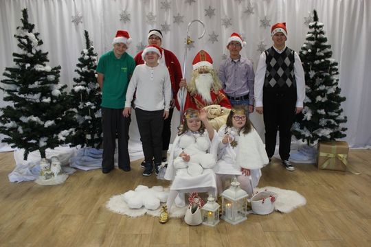 Mikołaj w asyście Śnieżynek rozdał już prezenty. Zawitał do PSONI w Tomaszowie Lub. [ZDJĘCIA]