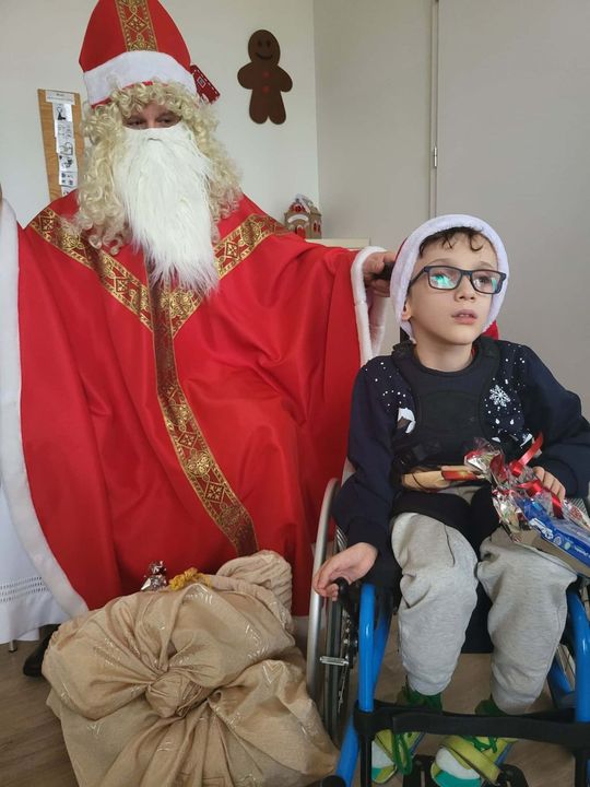 Mikołaj w asyście Śnieżynek rozdał już prezenty. Zawitał do PSONI w Tomaszowie Lub. [ZDJĘCIA]