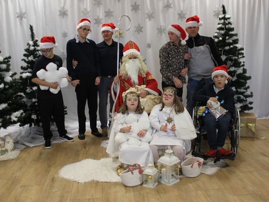 Mikołaj w asyście Śnieżynek rozdał już prezenty. Zawitał do PSONI w Tomaszowie Lub. [ZDJĘCIA]